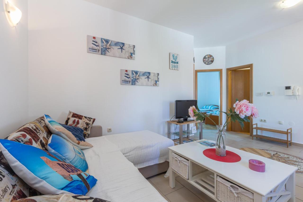 Apartments Ema & Mislav With Terrace Baska  Bagian luar foto